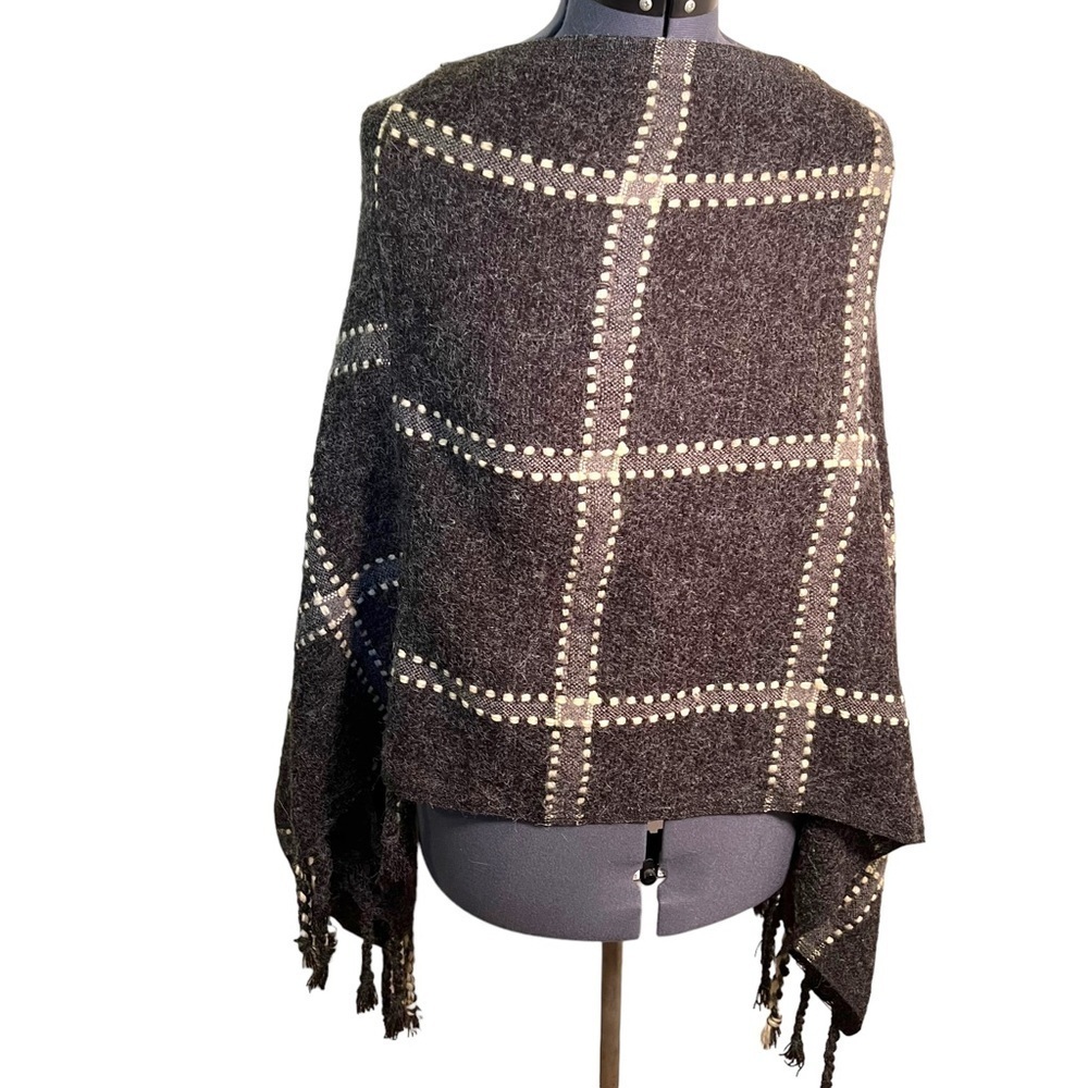 Women's Knit Poncho Sweater Dark Charcoal‎ Gray Cream Plaid Fringe Boatneck